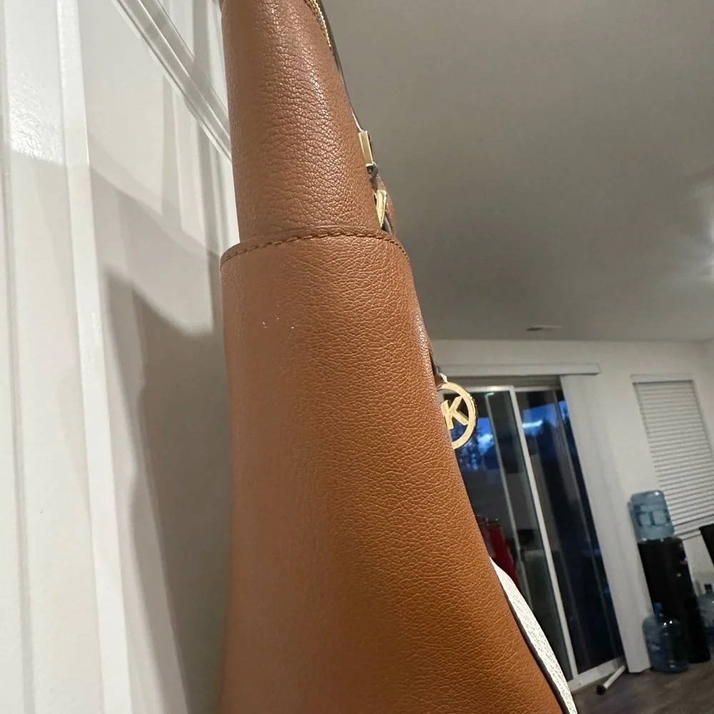 Michael Kors NWT Vanilla Charlotte Large Logo and Leather Top-Zip Tote Bag - Picture 6 of 7